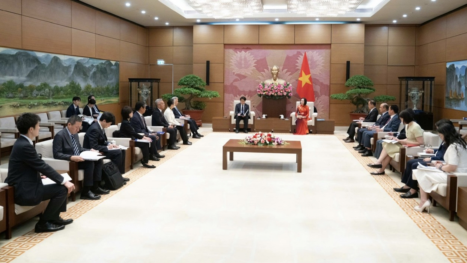 Phó Chủ tịch Quốc hội Nguyễn Thị Thanh tiếp Hạ Nghị sĩ Nhật Bản Saito Hiroaki