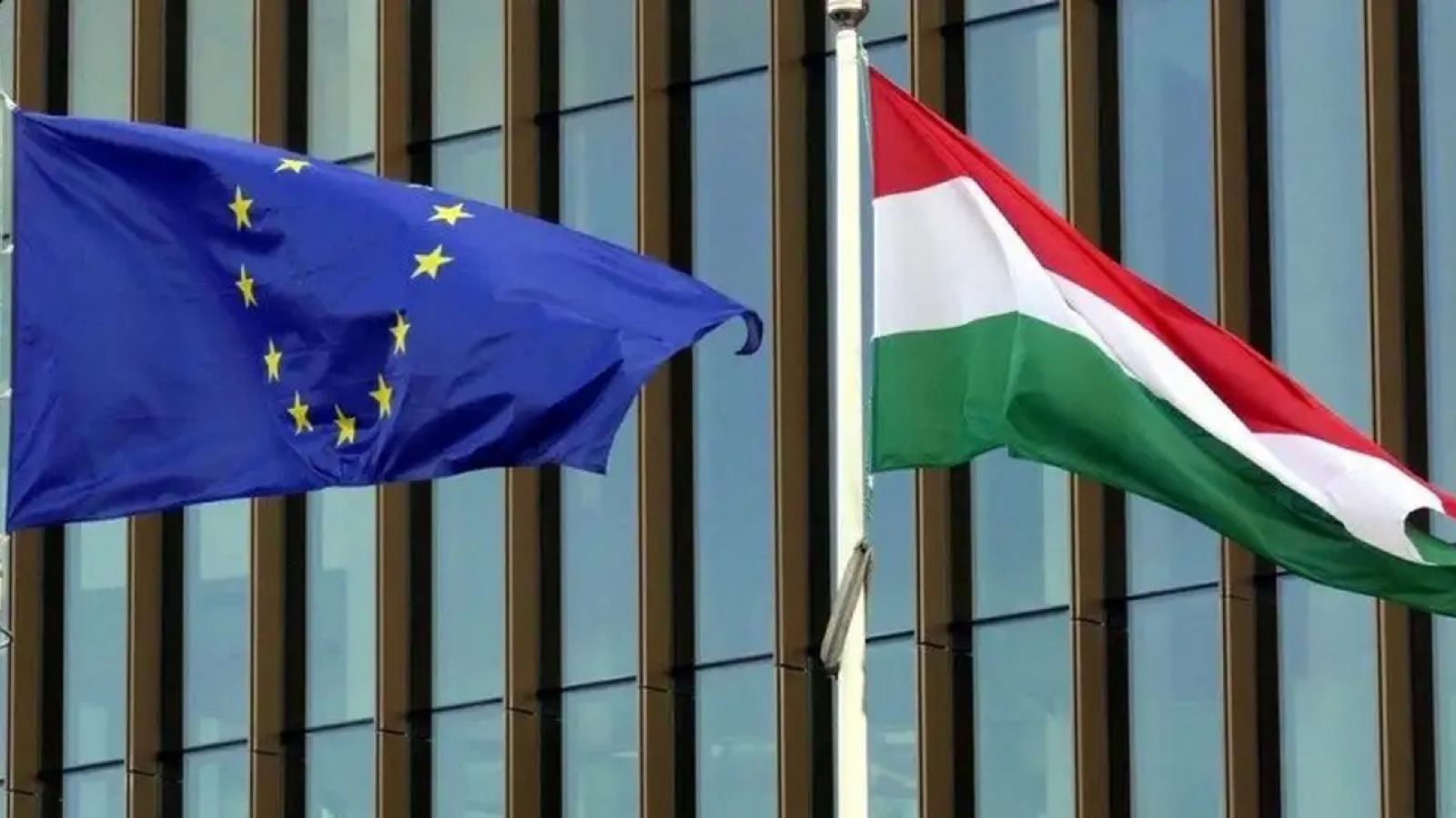 Hungary thất bại trong vụ kiện sử dụng tài sản bị đóng băng của Nga cho Ukraine