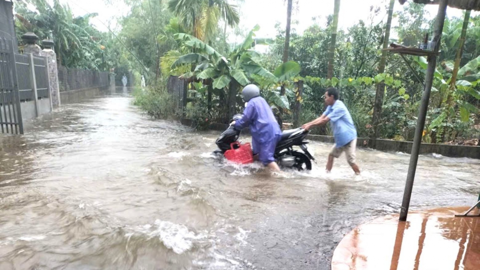Mưa lớn gây ngập nhiều khu vực ở Huế