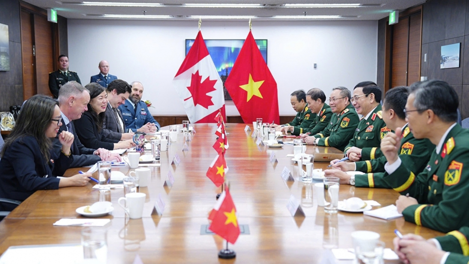 Vietnam, Canada to strengthen practical, effective defence cooperation
