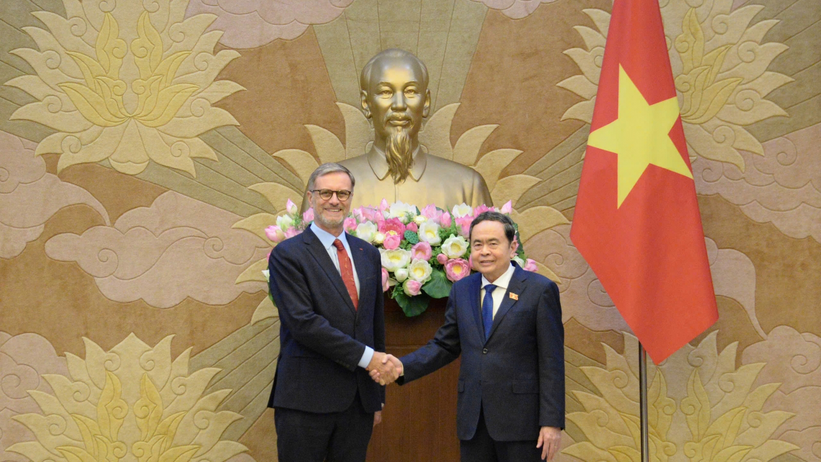 Chủ tịch Quốc hội Trần Thanh Mẫn tiếp Đại sứ Pháp Olivier Brochet