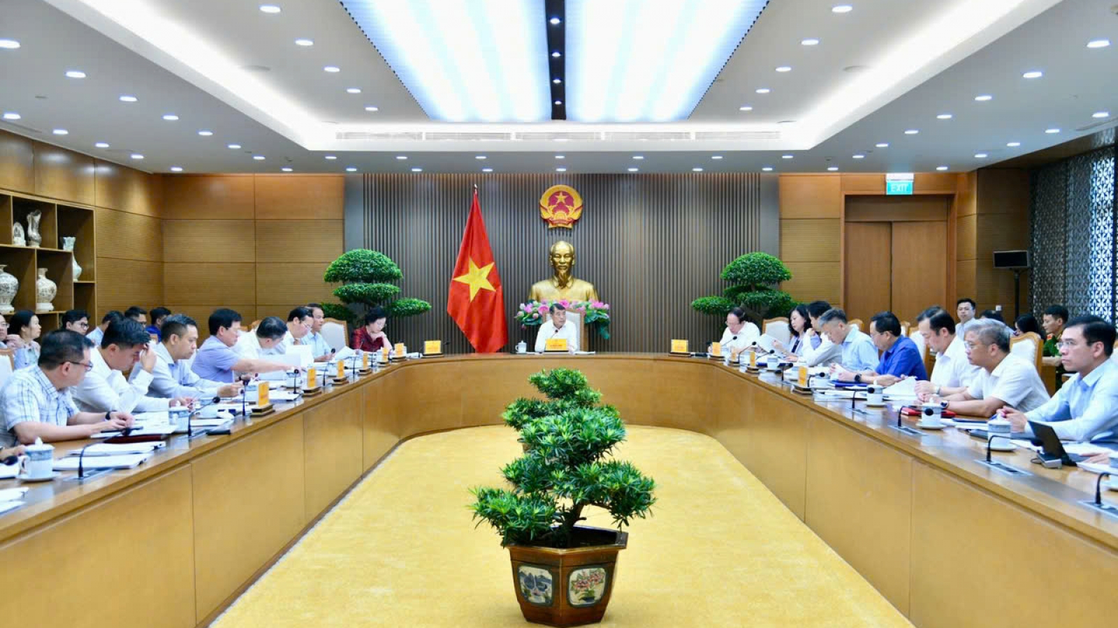 Thủ tướng: Không để cơ sở y tế thiếu trang thiết bị, người dân thiếu thuốc