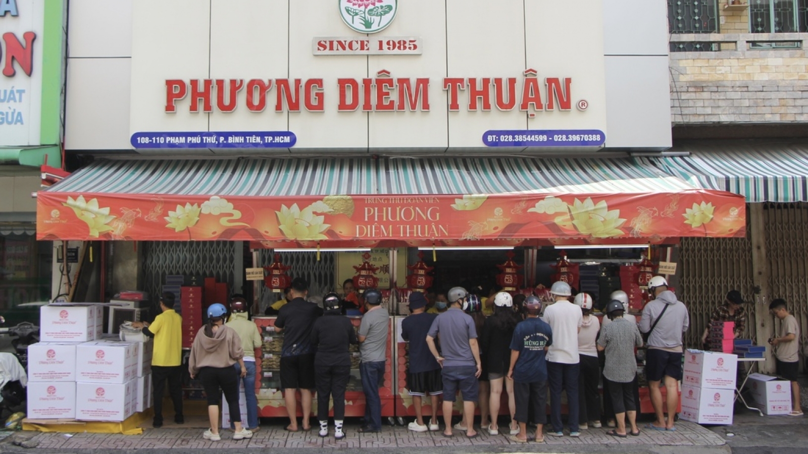 Điều đặc biệt khiến tiệm bánh trung thu ở TP.HCM luôn đông người xếp hàng chờ mua