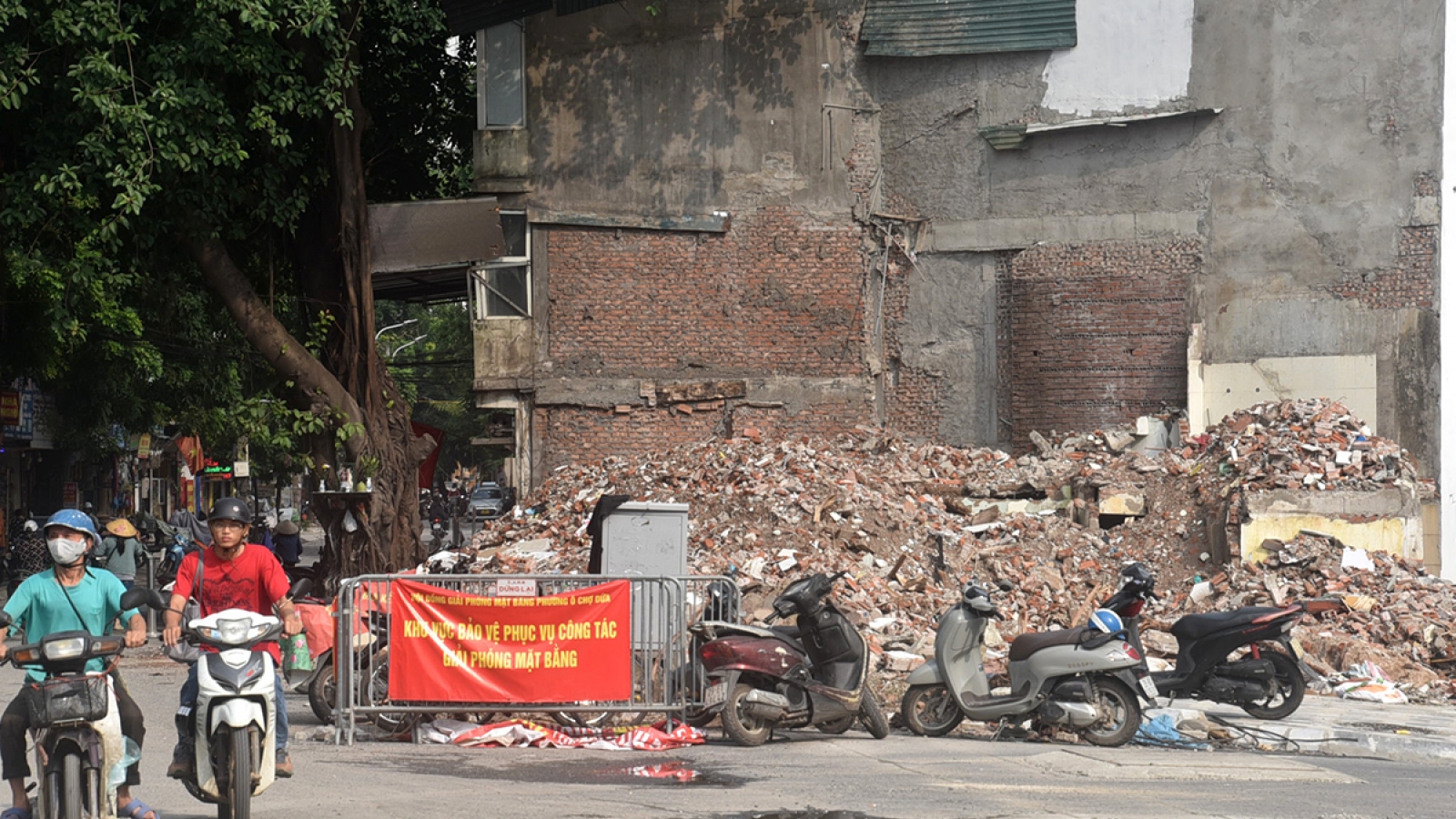 Cận cảnh khu đất xen kẹt đang phá dỡ làm bãi đỗ xe, vườn hoa trên đường La Thành