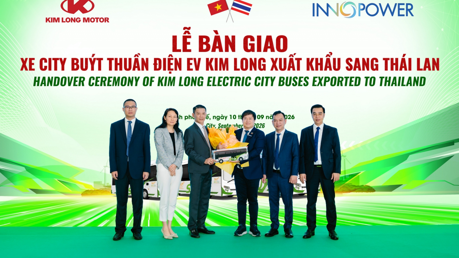 Kim Long Motor bàn giao lô xe city buýt thuần điện EV cho đối tác Thái Lan