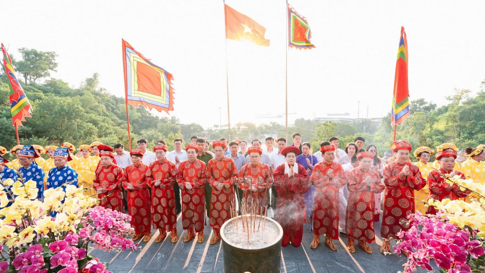 Đông đảo người dân, du khách về dự Lễ hội Đền Cửa Ông