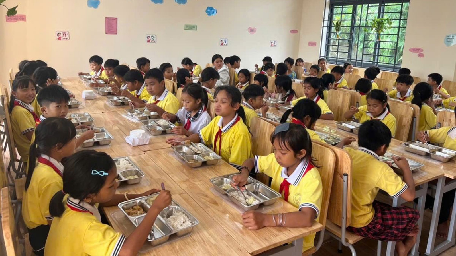 Niềm vui từ những bữa cơm bán trú đầu tiên nơi vùng biên giới Đồng Nai