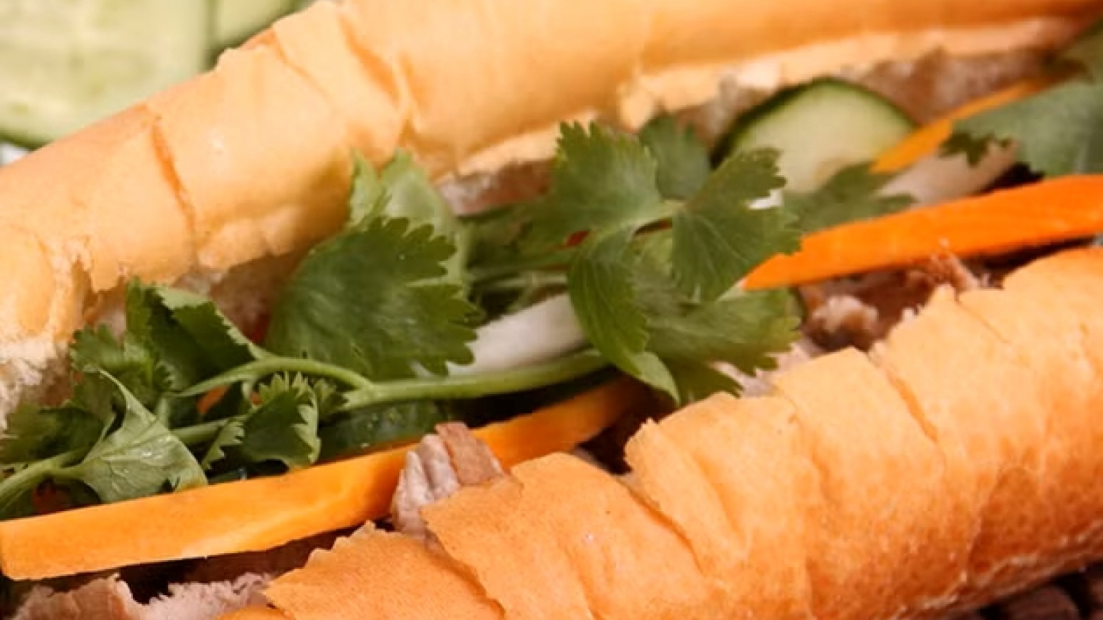 Hàng chục người nghi ngộ độc thực phẩm sau khi ăn bánh mì