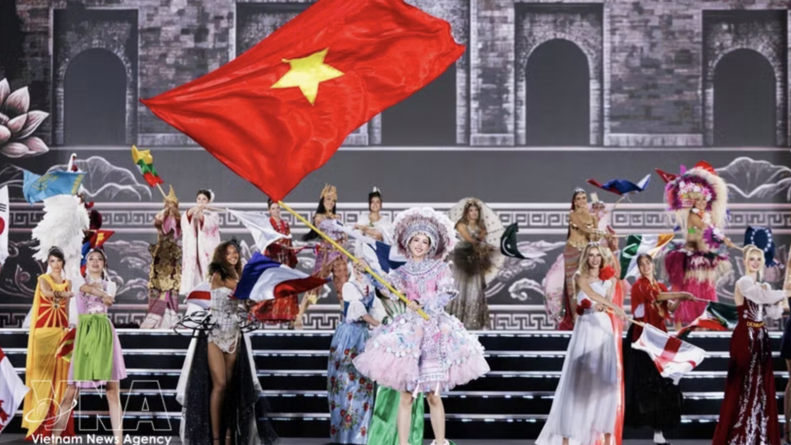 "Beauty ambassadors" promote image of Vietnam to the world