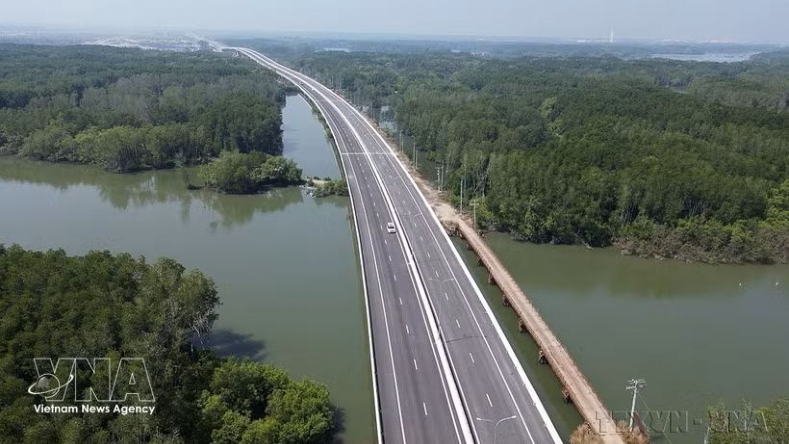 Corridor expressway links Mekong Delta with Long Thanh int’l airport