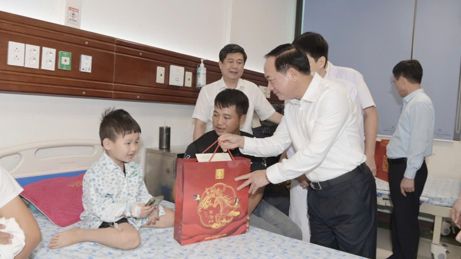 Trưởng Ban Tuyên giáo Trung ương thăm, động viên bệnh nhi dịp Tết Trung thu