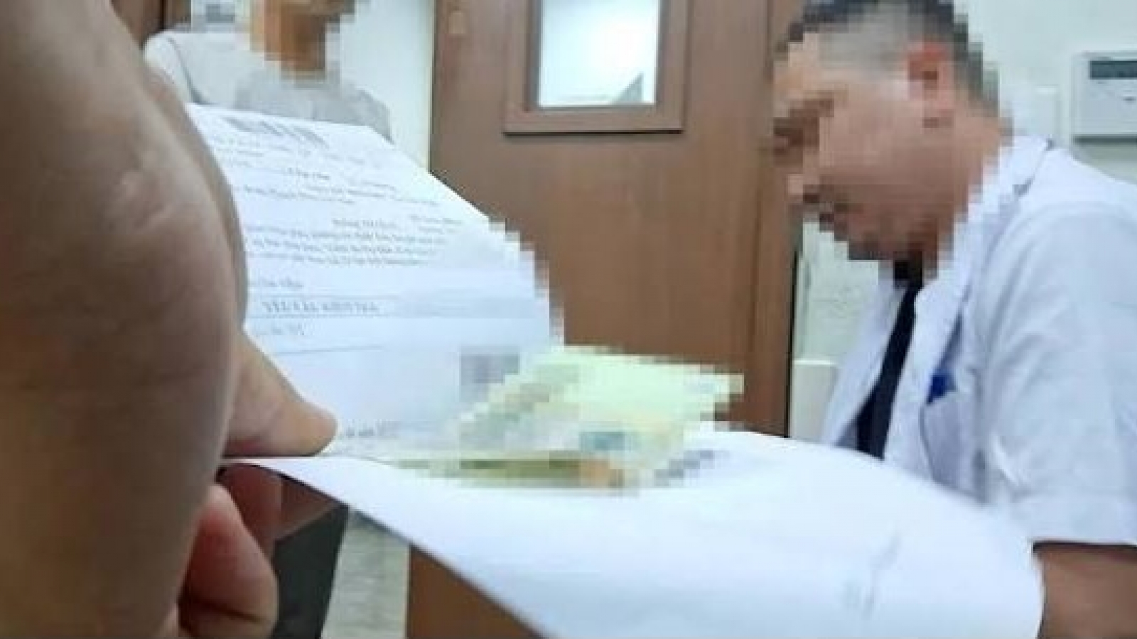 Vụ "kẹp tiền" để được xạ trị sớm: Đình chỉ điều dưỡng, công an vào cuộc