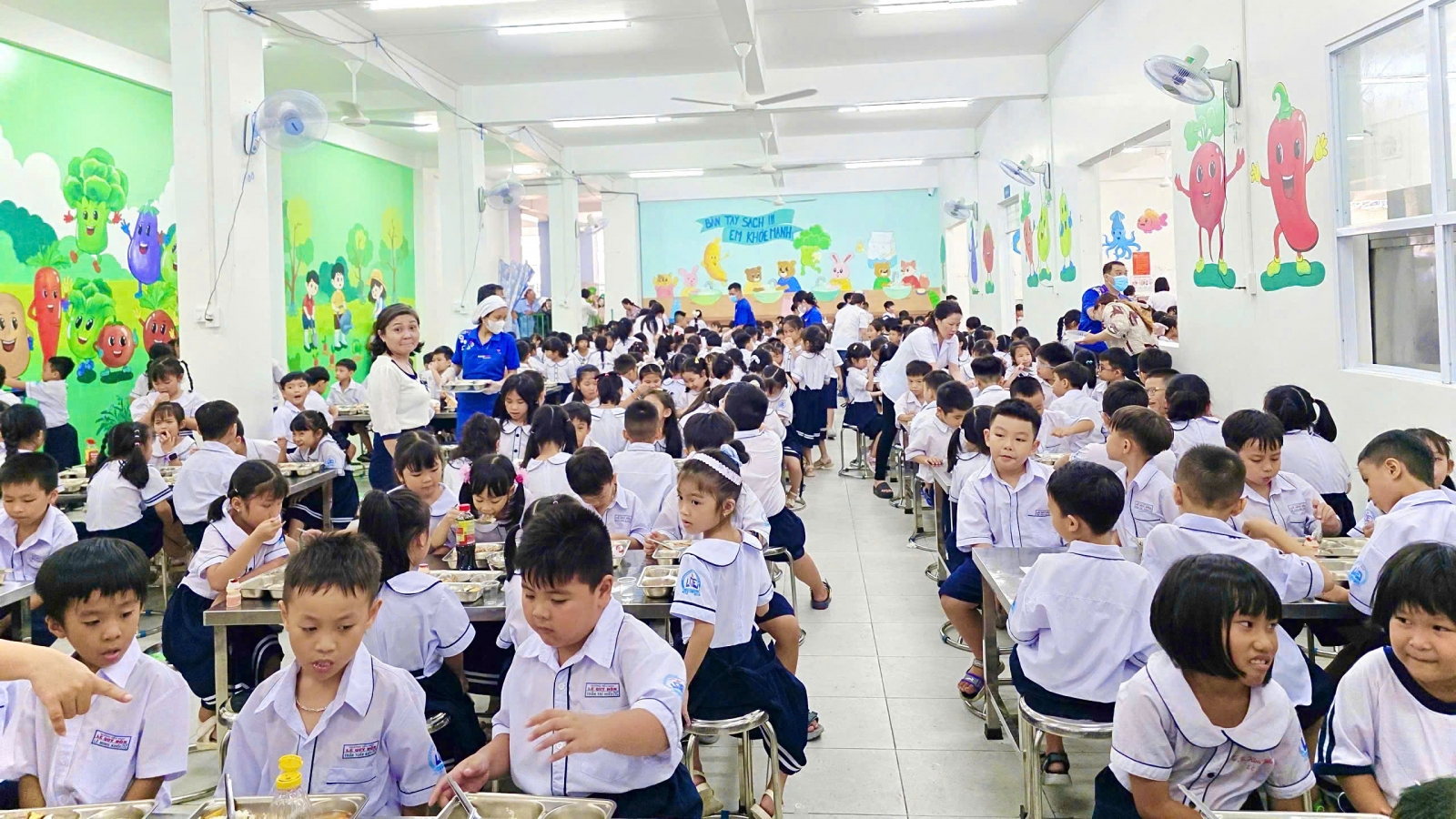 Co.opmart triển khai mô hình Bếp suất ăn học đường được kiểm soát chặt chẽ