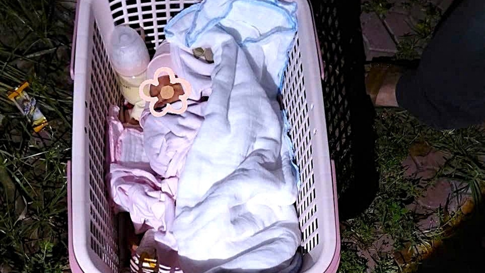 Bé gái sơ sinh bị bỏ rơi bên đường ở Nghệ An