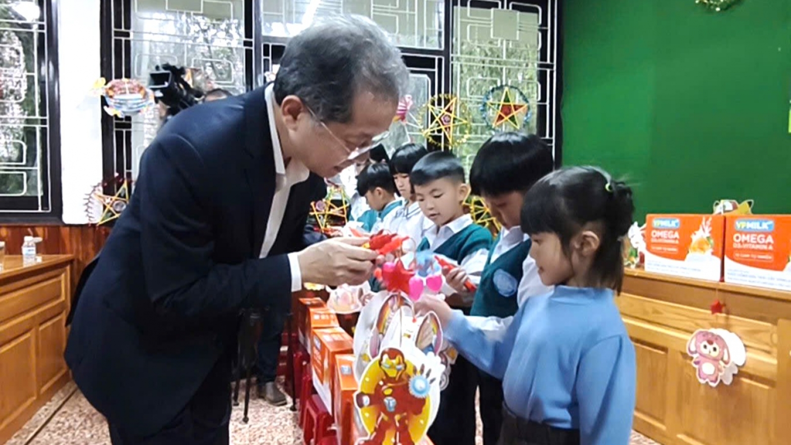 Chánh án TAND Tối cao Nguyễn Văn Quảng tặng quà trung thu Làng trẻ em SOS Đà Lạt