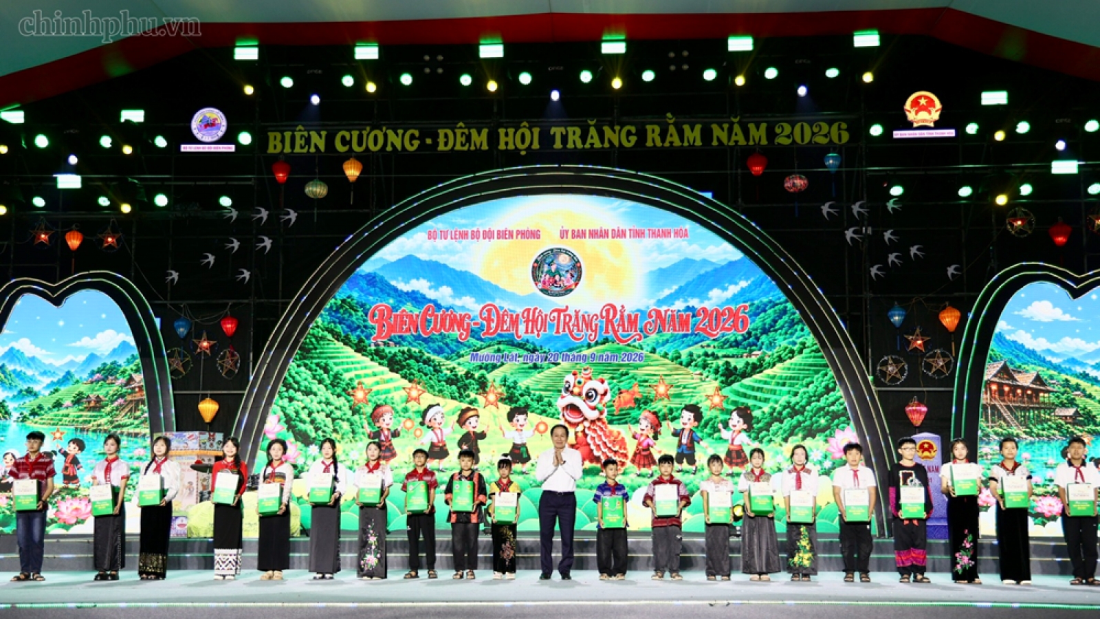 Ấm áp đêm hội trăng rằm nơi biên cương