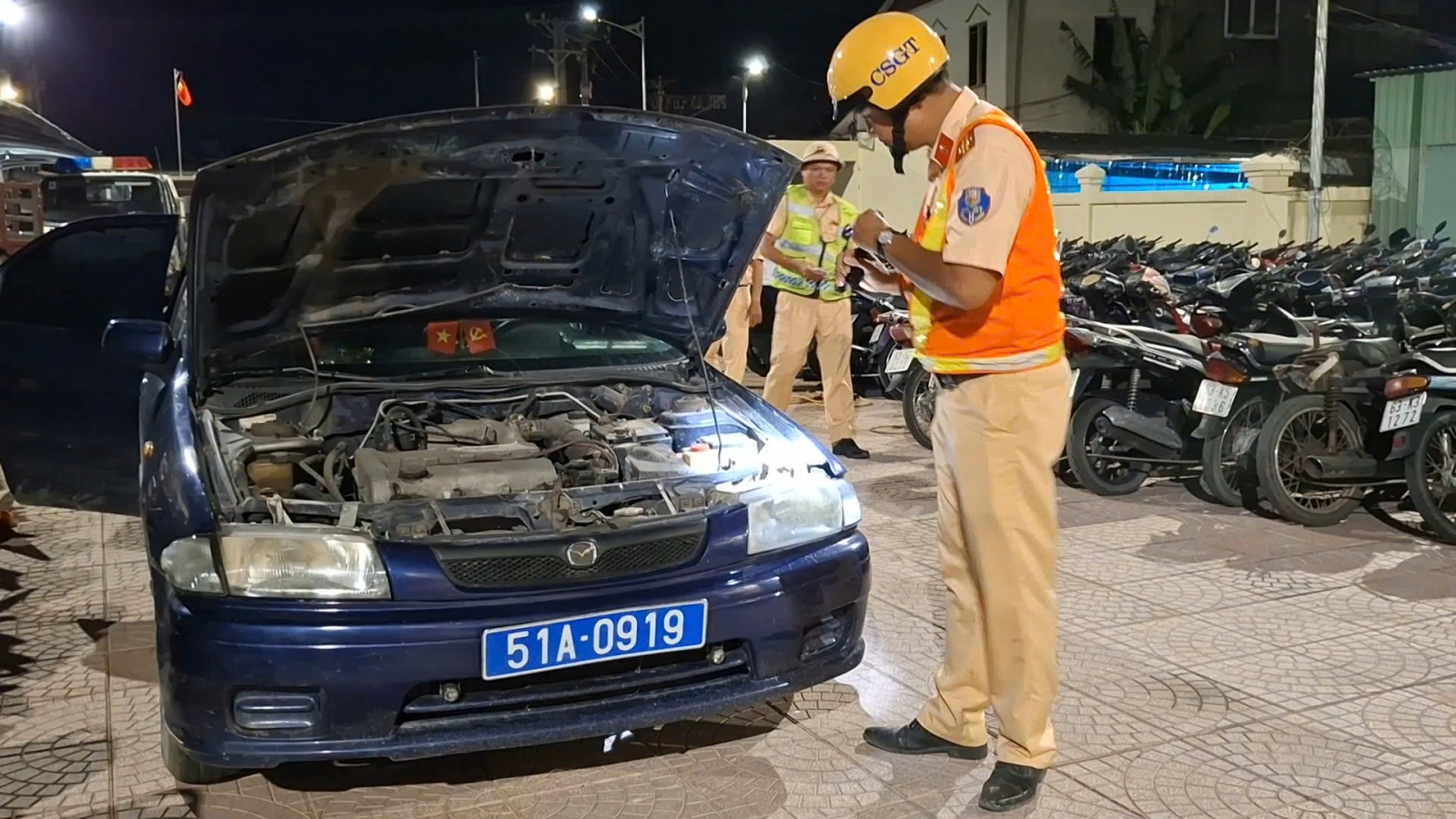 Đồng Tháp: Xử lý ô tô mang biển xanh giả, tài xế không có giấy phép lái xe