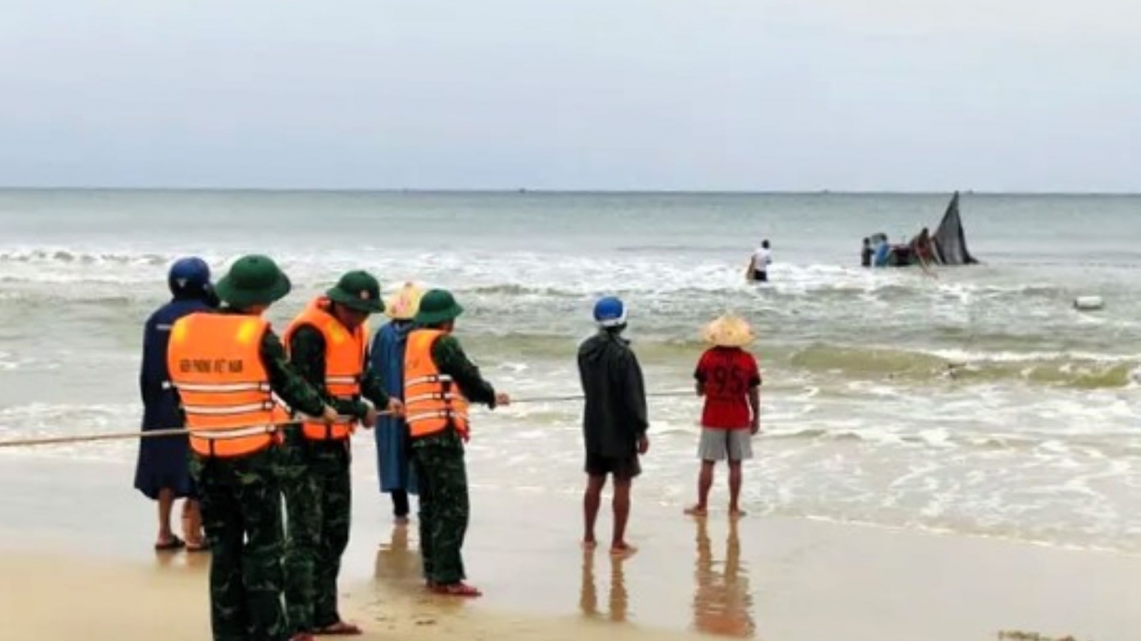 Kịp thời cứu hộ 5 thuyền đánh cá gặp nạn ở Quảng Trị