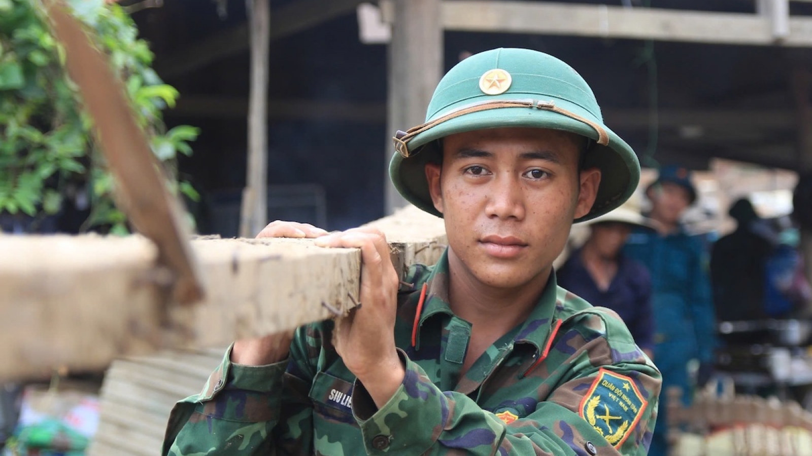 Bộ đội Gia Lai giúp người dân vùng thiên tai Ia Tul rời nhà về làng mới