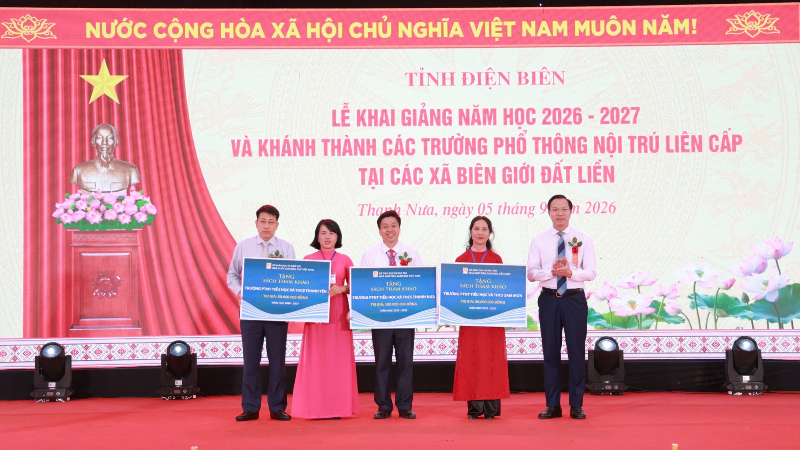 Mang quà tặng tri thức đến học sinh trường nội trú vùng biên
