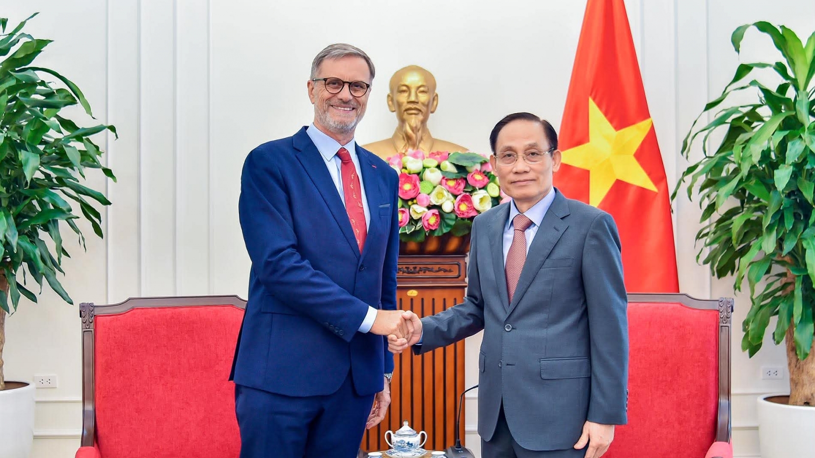 Bộ trưởng Ngoại giao Lê Hoài Trung tiếp Đại sứ Pháp tại Việt Nam chào từ biệt