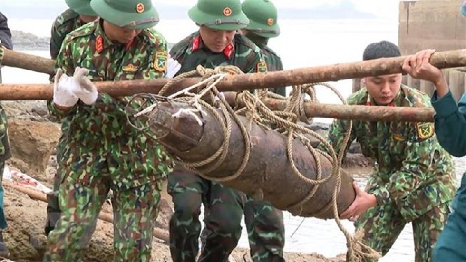 Phát hiện quả bom 200kg còn nguyên ngòi nổ dưới lòng sông Đà