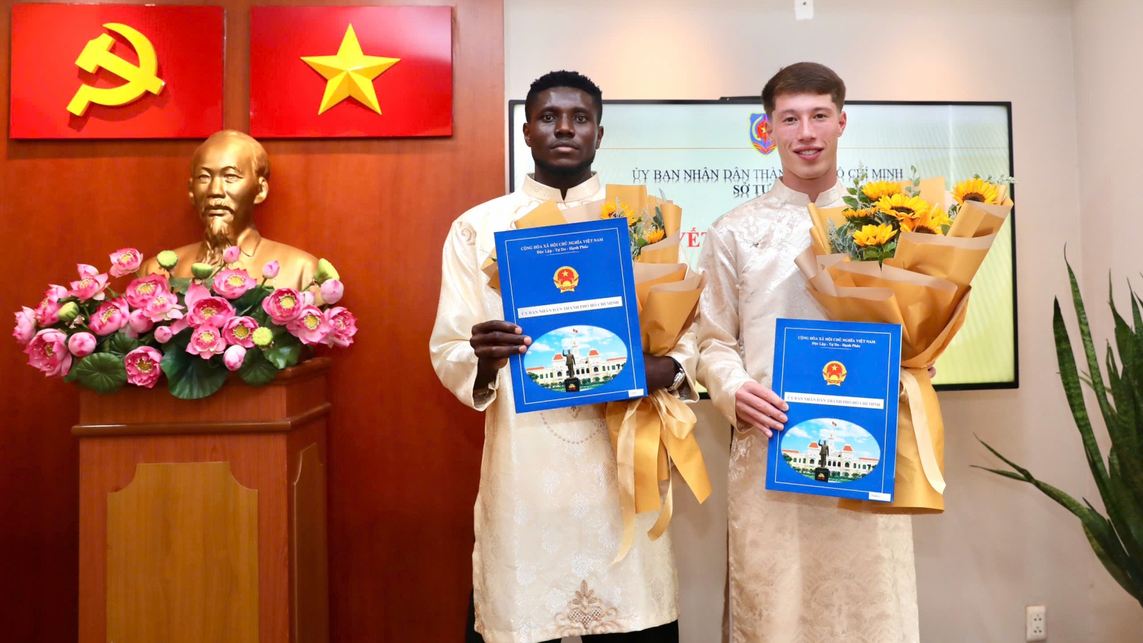 Bóng đá Việt Nam có thêm 2 cầu thủ mới nhập tịch thành công