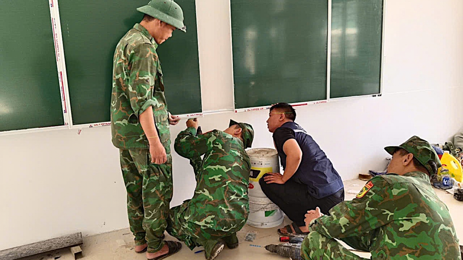 Gác nghỉ lễ xây trường học, người lính góp sức gieo ước mơ vùng biên Nghệ An
