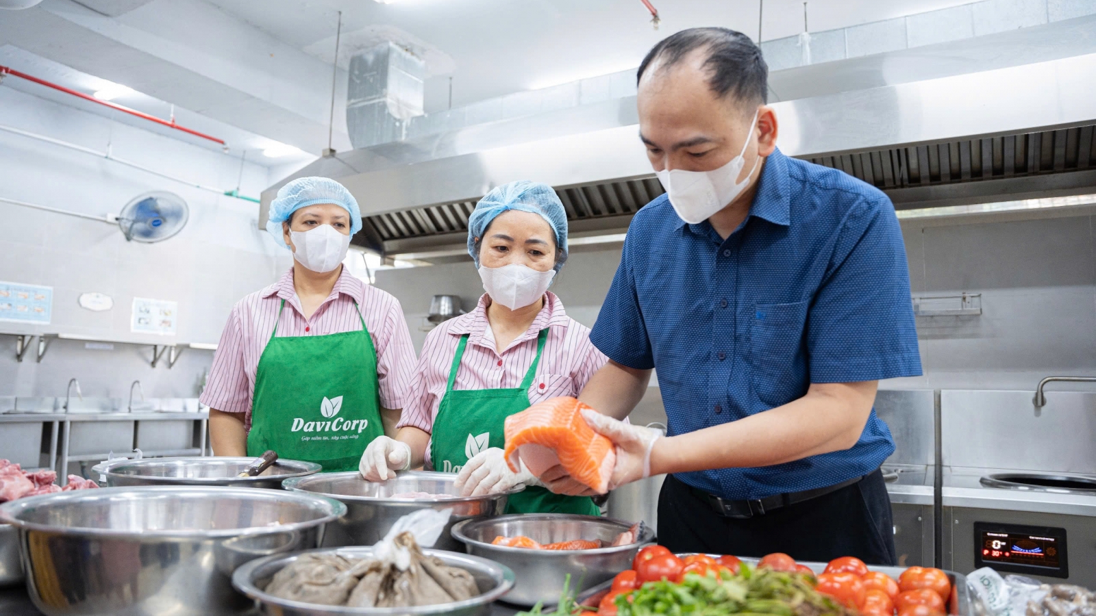 Phụ huynh Hà Nội tận tay kiểm tra từng miếng cá, bó rau tại bếp ăn bán trú của con