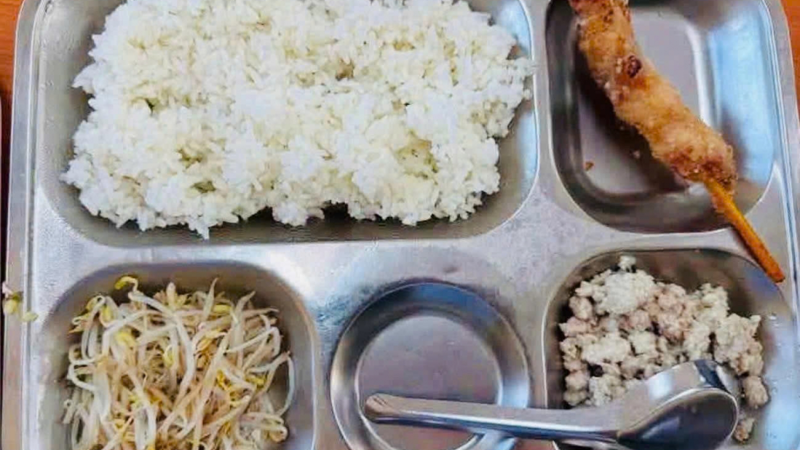 Bữa ăn bán trú ở Hà Nội: Nơi suất ăn lèo tèo, nơi học sinh chờ cơm đến quá trưa