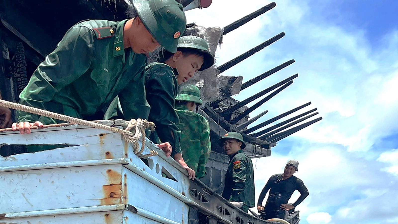 Biên phòng hỗ trợ khống chế đám cháy tàu cá ở Cà Mau