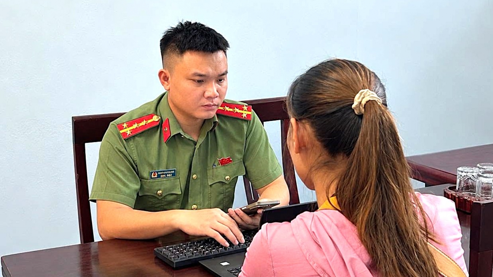 Đăng tải ảnh cắt ghép “câu view”, người phụ nữ ở Nghệ An bị công an mời làm việc