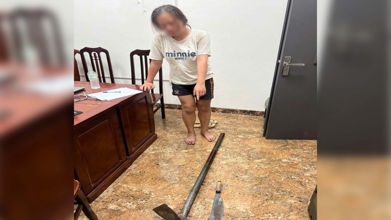 Cầm dao đuổi đánh người, 1 phụ nữ bị khởi tố vì hành vi gây rối trật tự công cộng