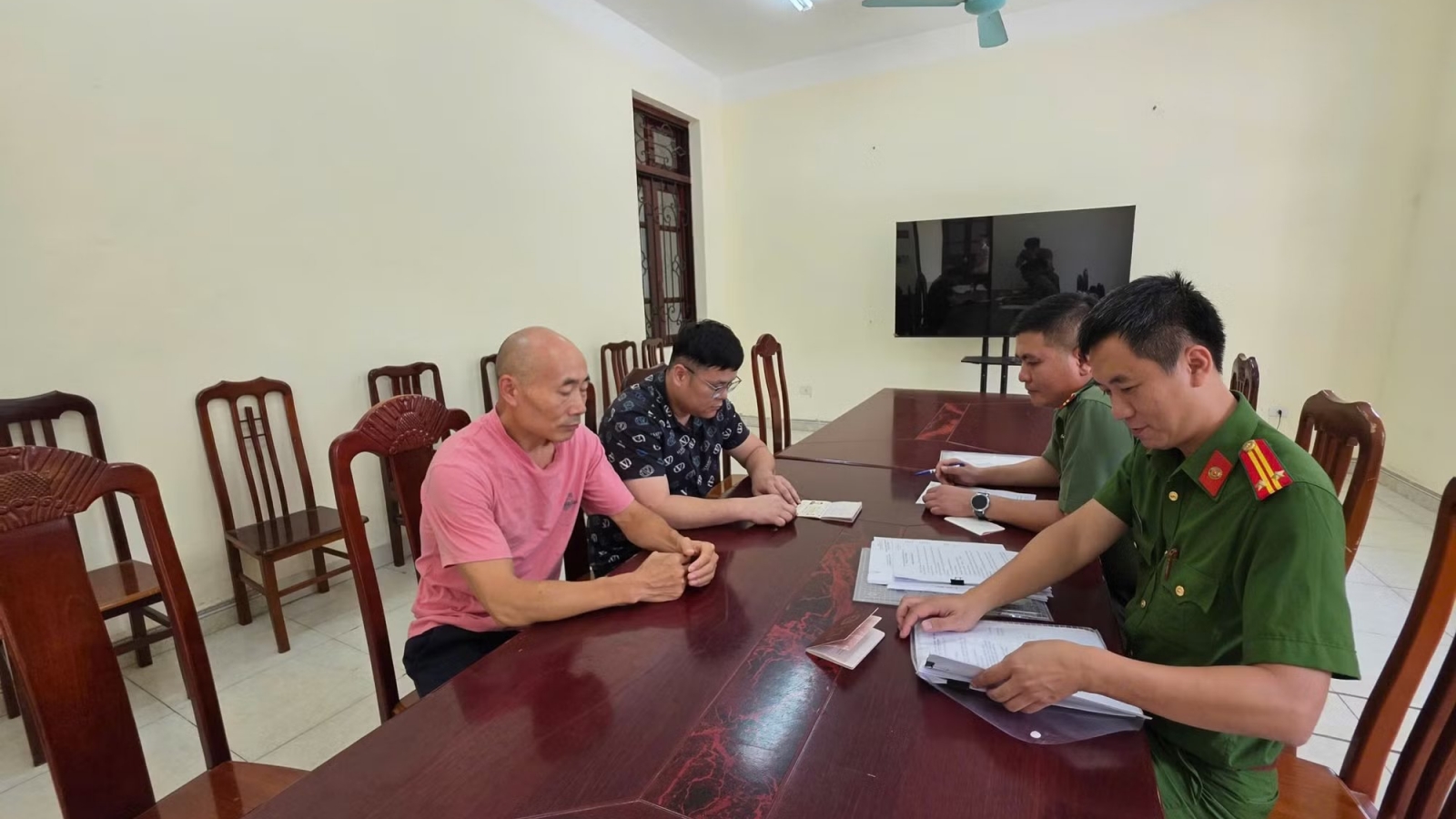 Bắc Ninh bàn giao hai đối tượng truy nã cho công an Trung Quốc