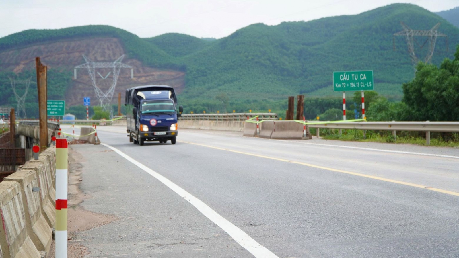Cao tốc Cam Lộ - La Sơn thông xe trở lại sau mưa lớn