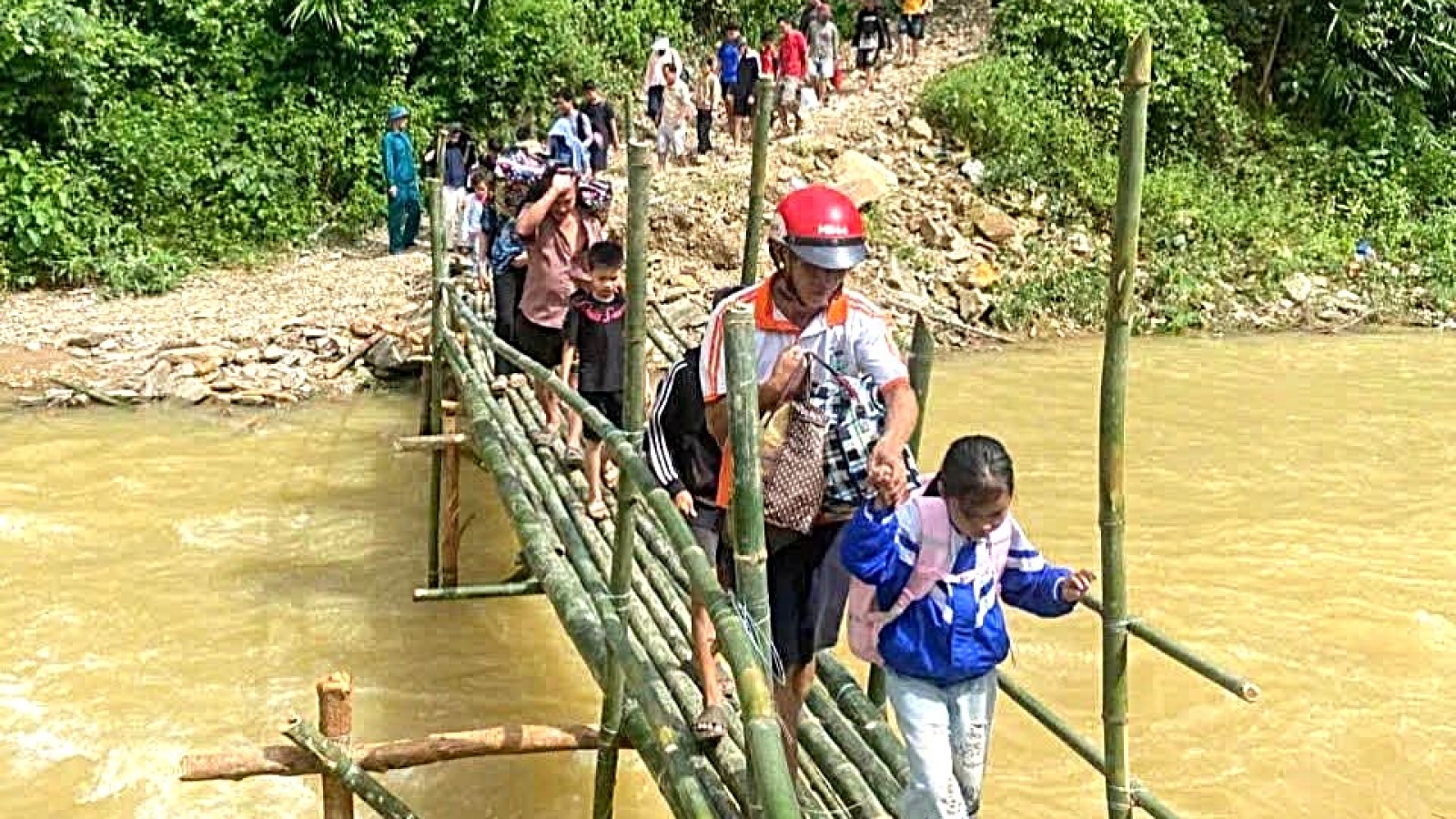 Xã miền núi Nghệ An làm cầu tạm đưa 172 học sinh vùng sạt lở trở lại trường