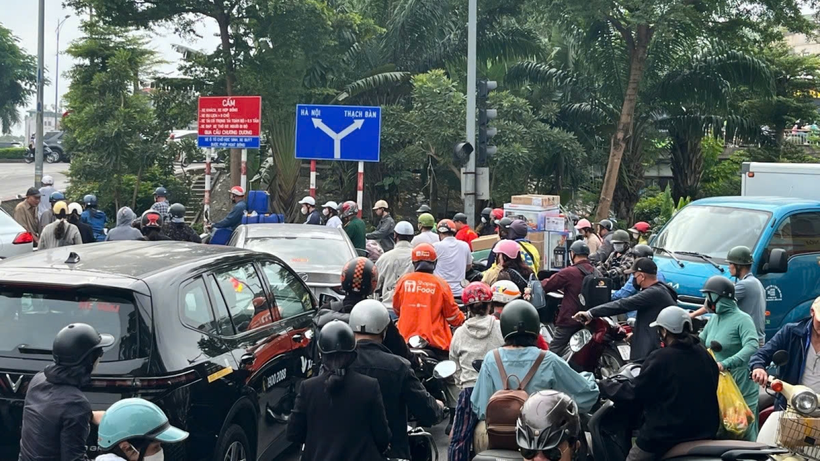 Hà Nội đóng đường đê Long Biên - Xuân Quan ban đêm để thi công cầu Trần Hưng Đạo