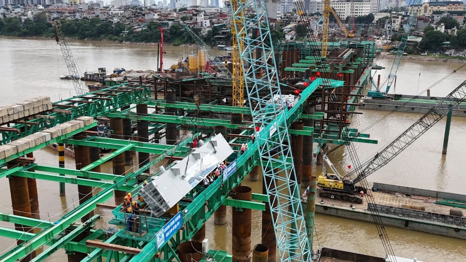 Thi công không nghỉ lễ, cầu Trần Hưng Đạo dần thành hình trên sông Hồng