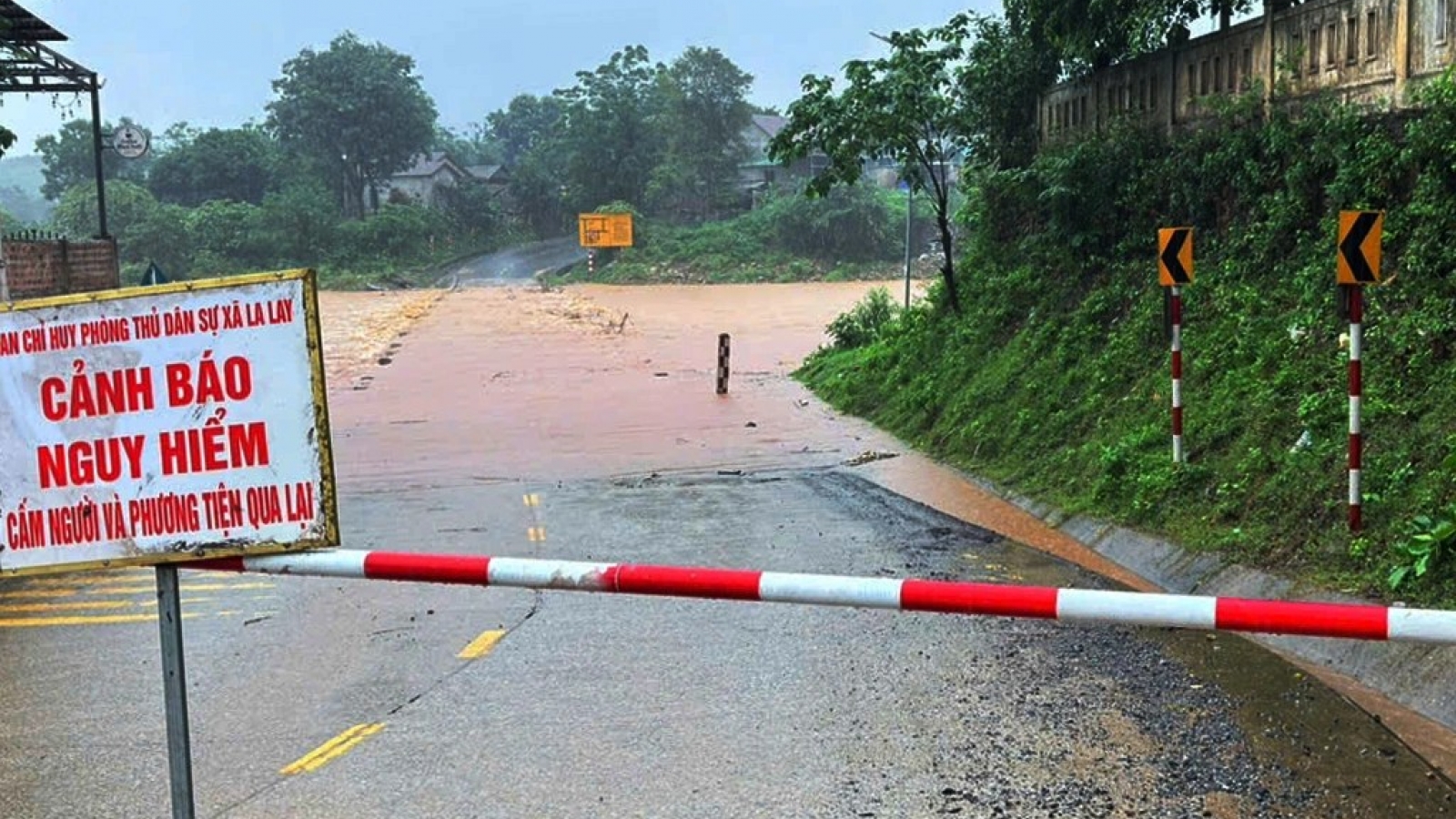 Áp thấp nhiệt đới đổ bộ Quảng Trị, mưa lũ tiếp tục diễn biến phức tạp