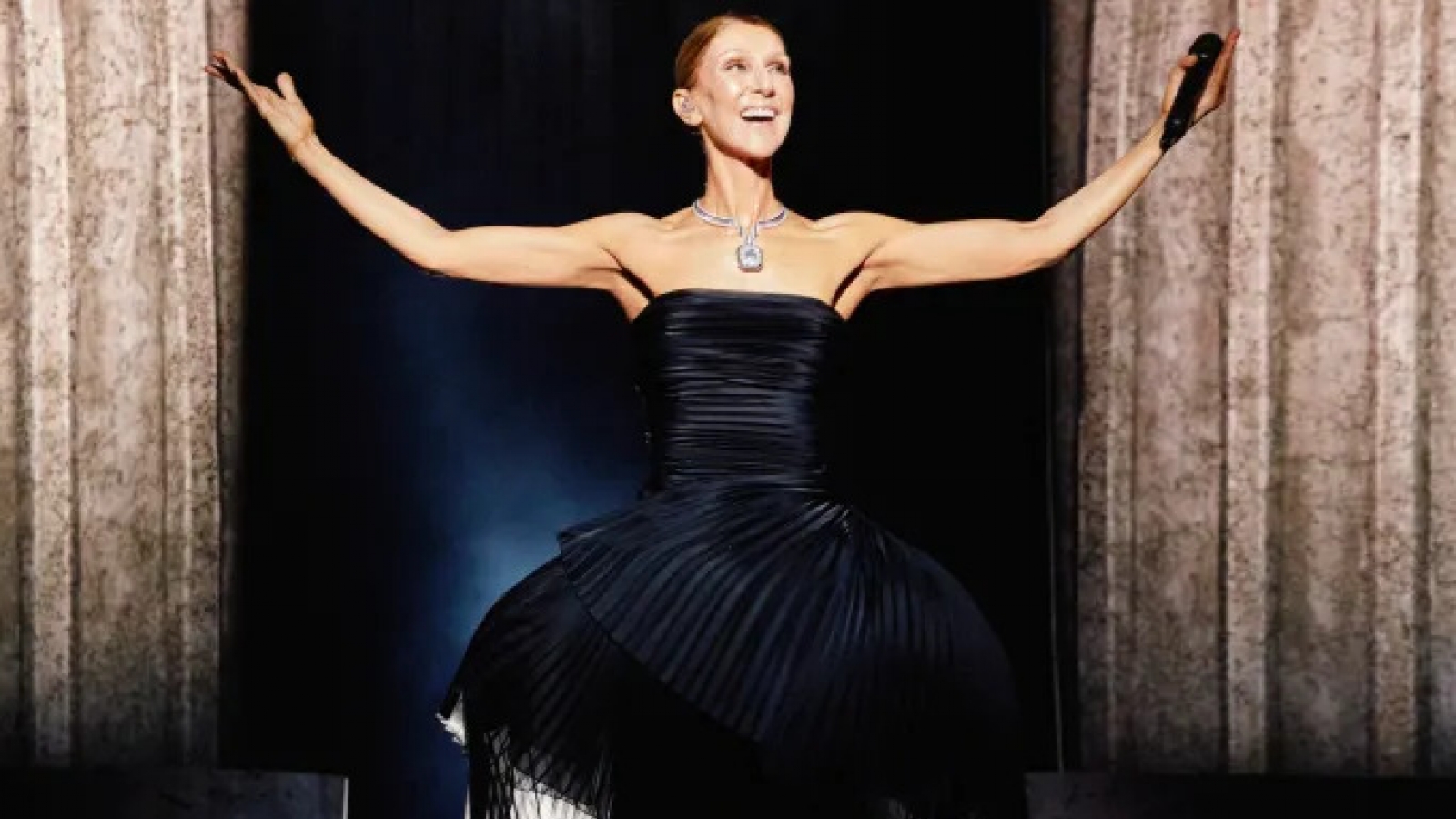 Céline Dion trở lại sau 6 năm, bật khóc ngay trên sân khấu Paris