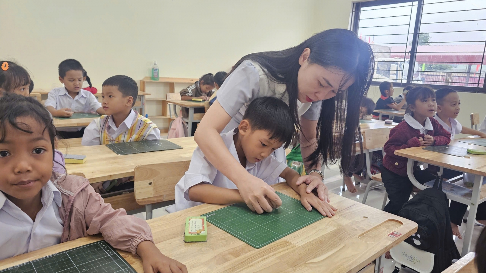 Chăm sóc bán trú học sinh lớp 1 ở trường liên cấp vùng biên giới Quảng Ngãi