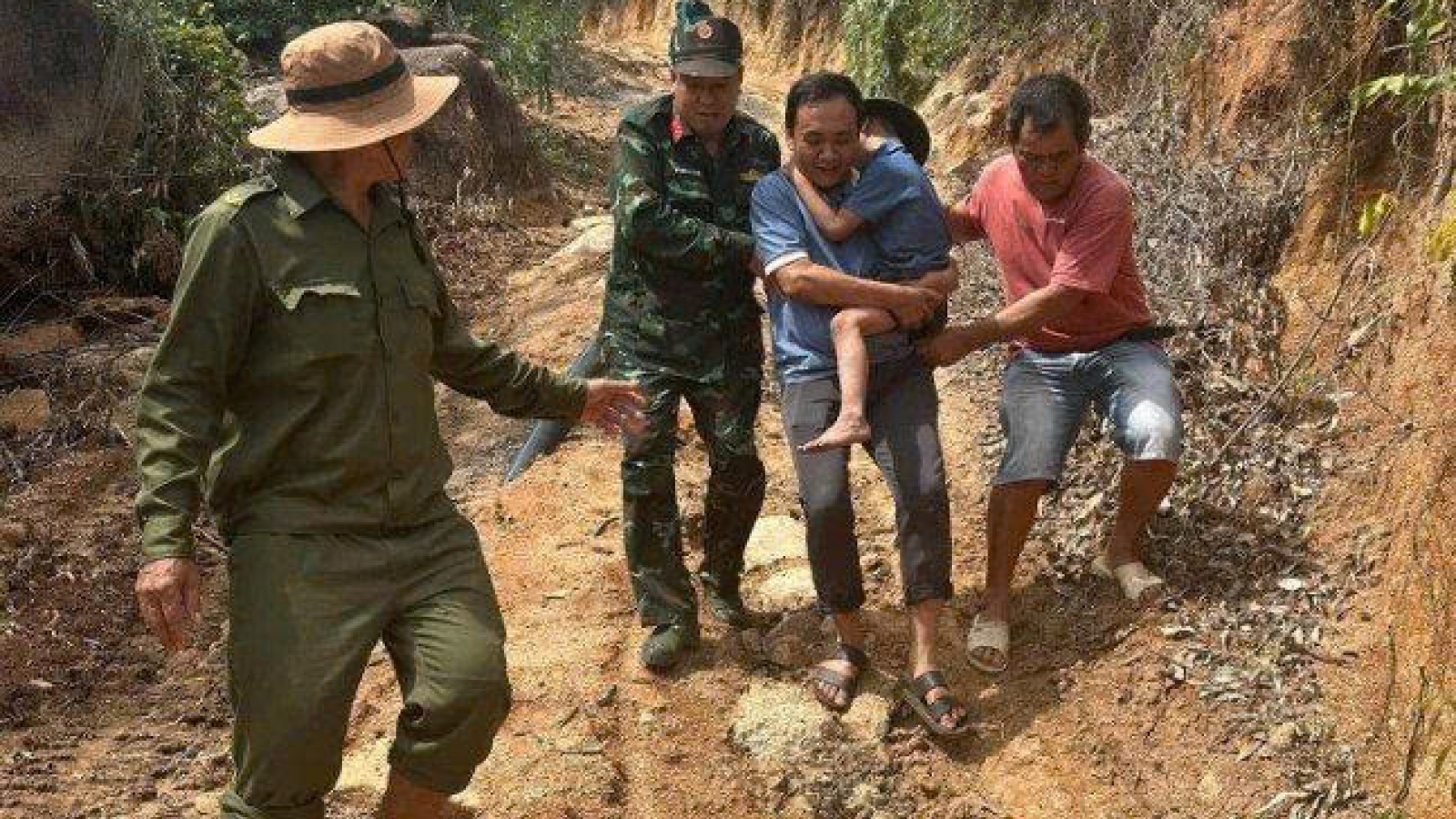 Chú chó mực theo bé trai 6 tuổi suốt hành trình 1 ngày lạc trên núi