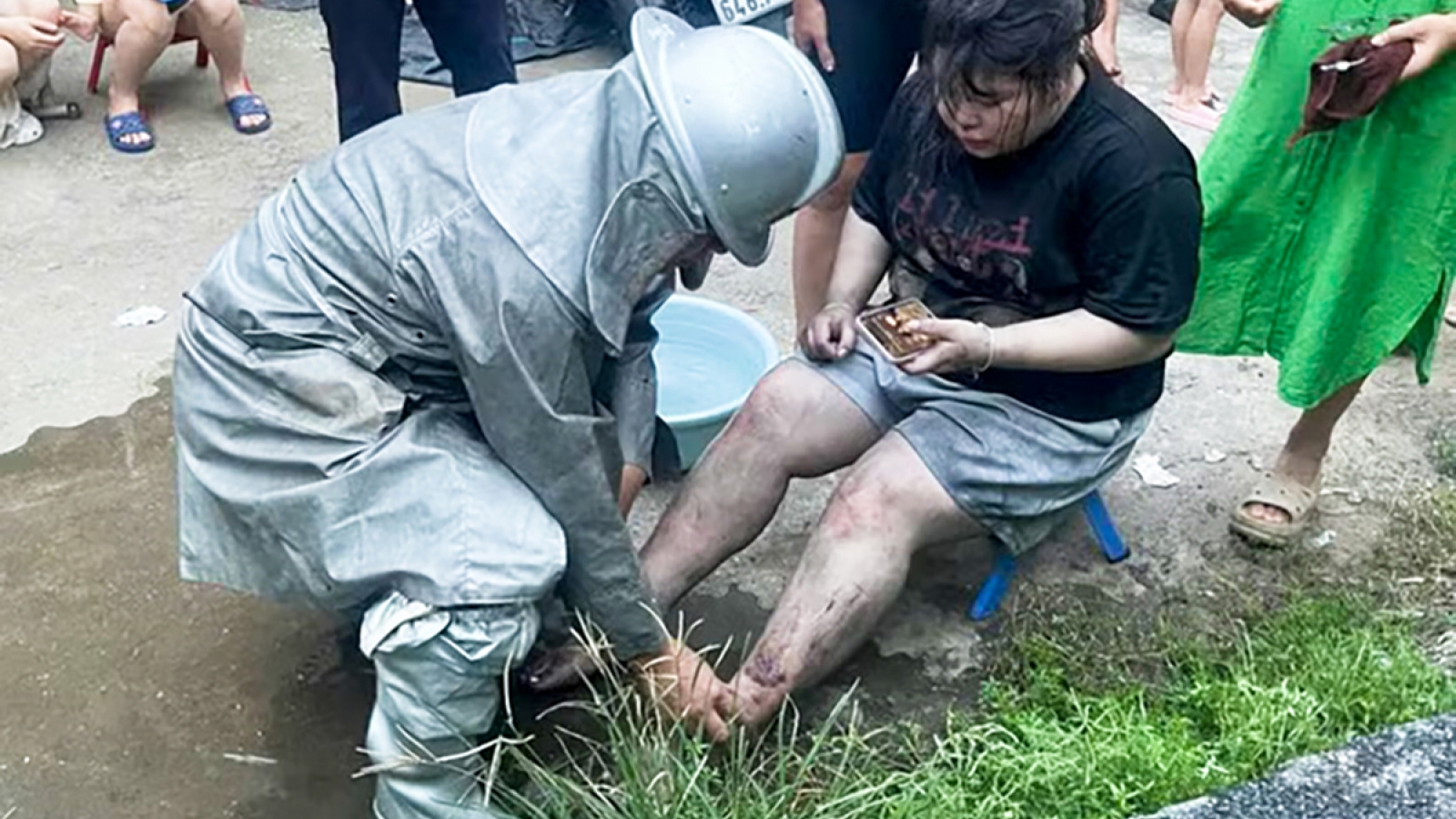 Cháy nhà 5 tầng lúc rạng sáng, nhiều người mắc kẹt bên trong ở Hà Nội