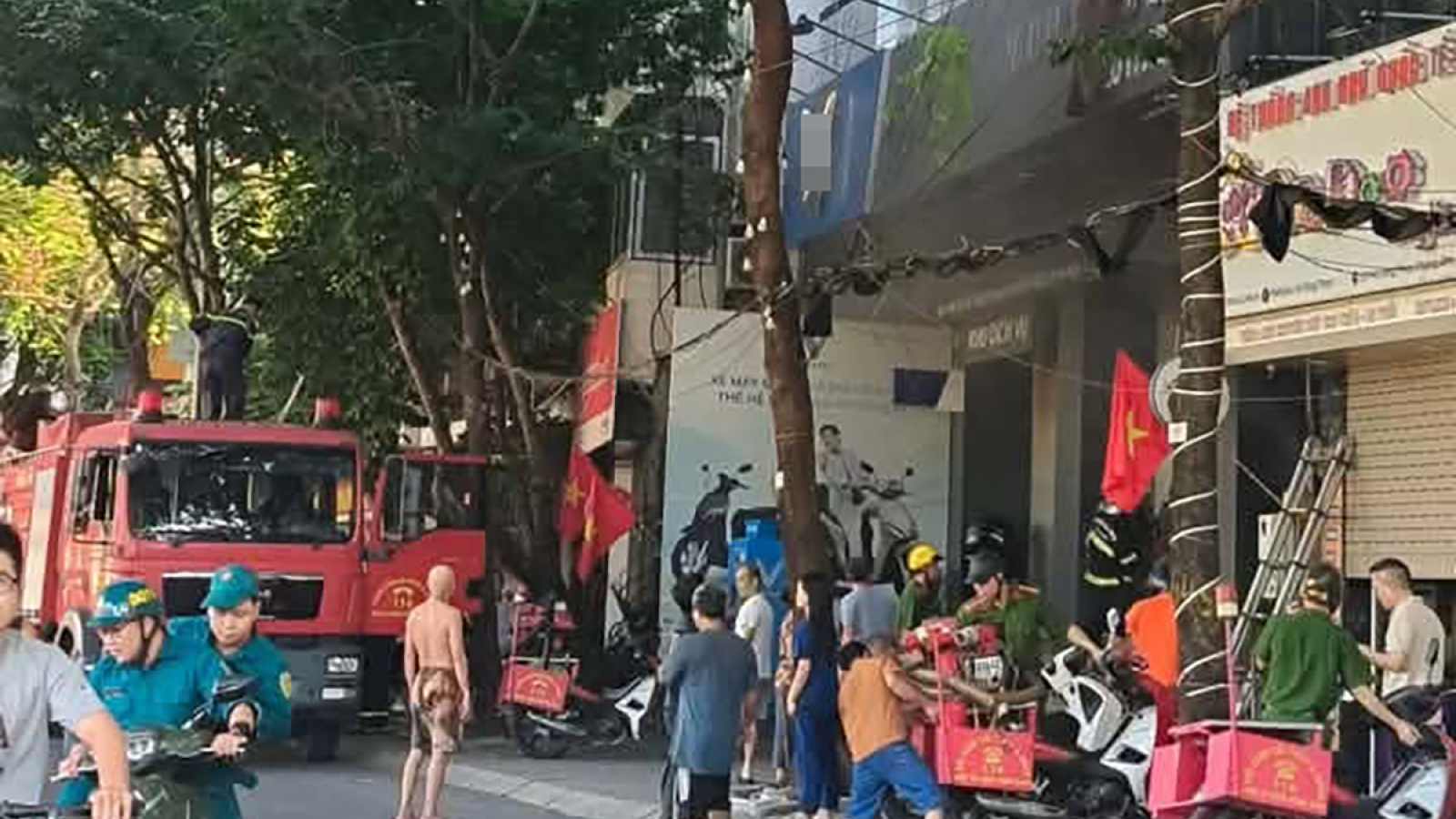 Cháy lớn tại cửa hàng xe máy điện trên phố Vũ Tông Phan, Hà Nội