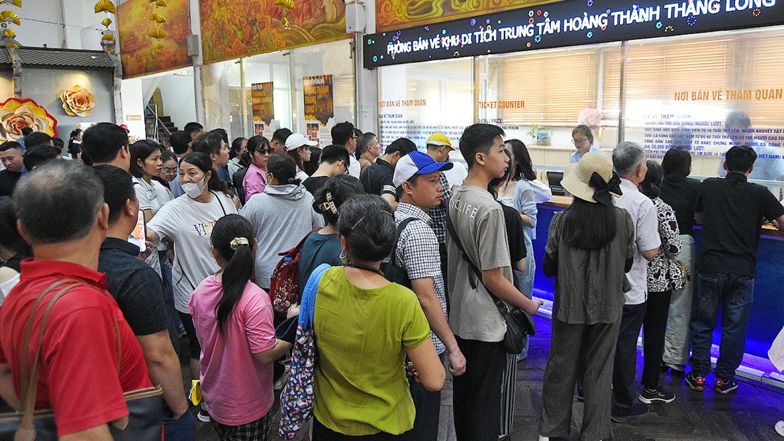 Du khách, người dân nô nức check-in, tham quan di tích tại Hà Nội dịp nghỉ lễ 2/9