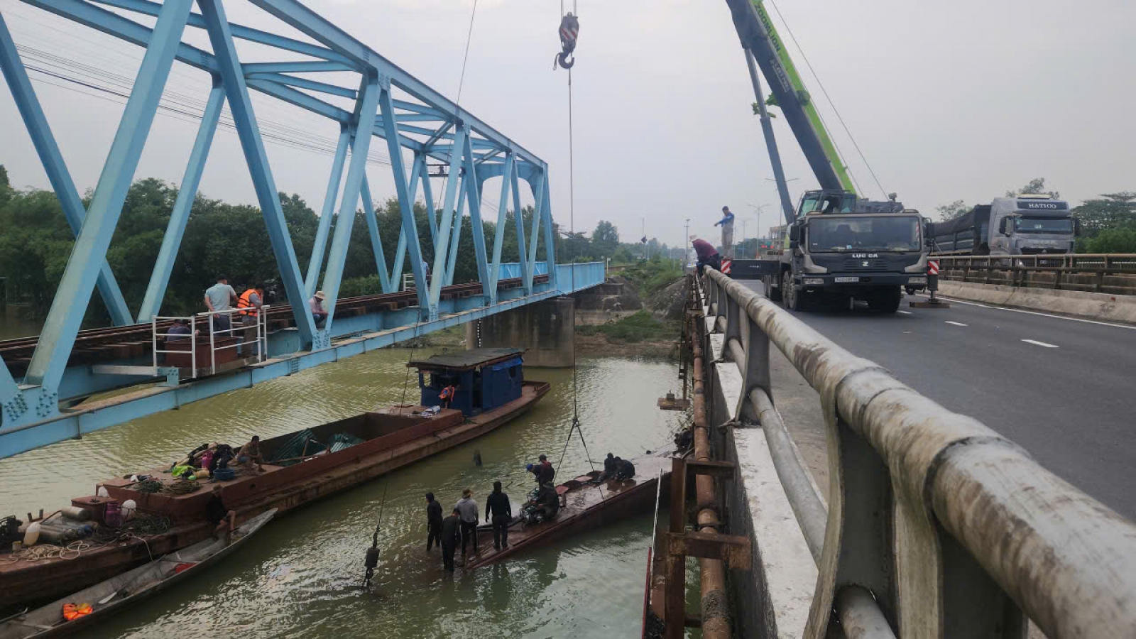 Sà lan cuối cùng mắc kẹt dưới cầu Mỹ Chánh đã được di dời