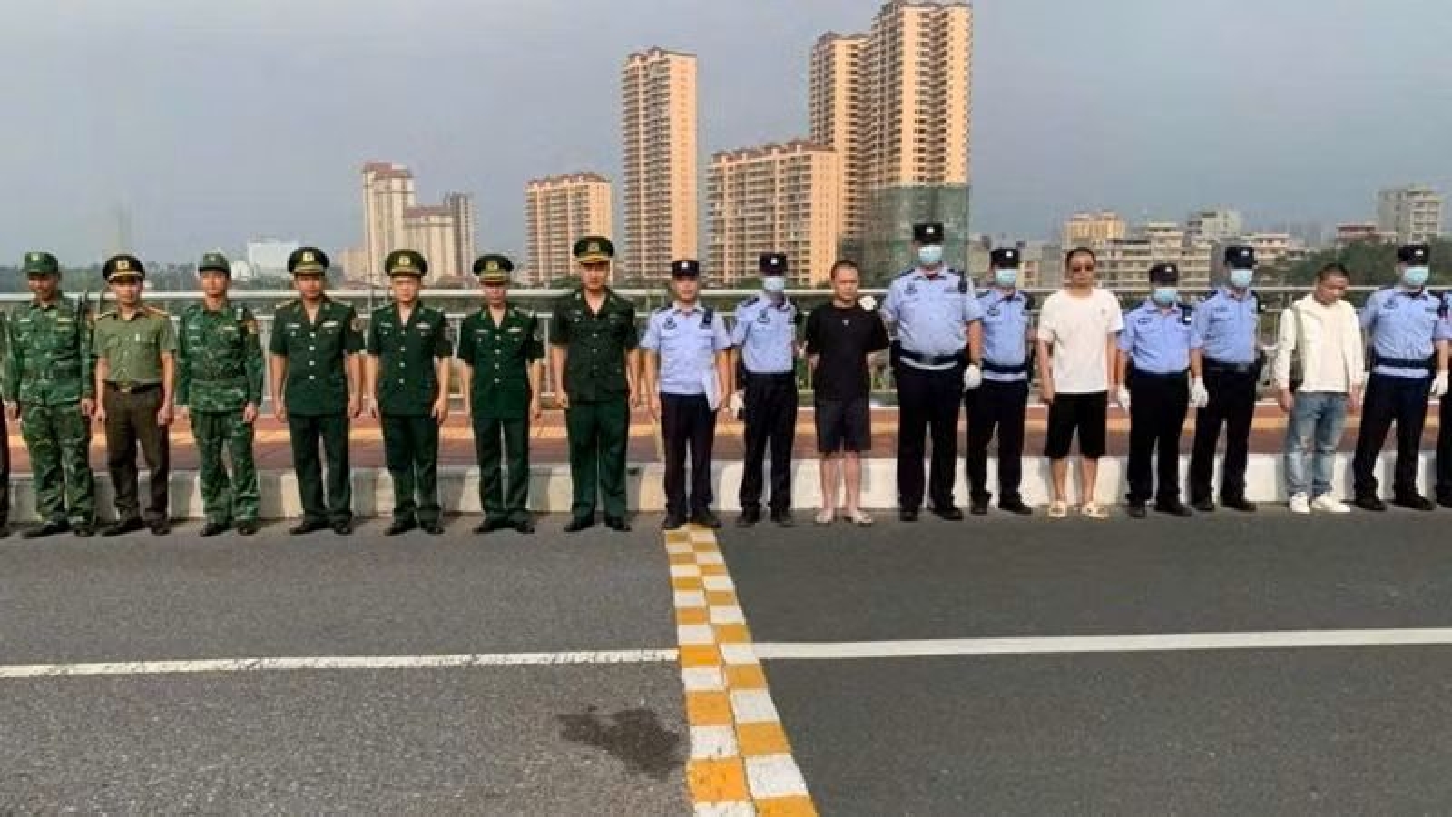 Eight Chinese nationals handed over for illegal entry