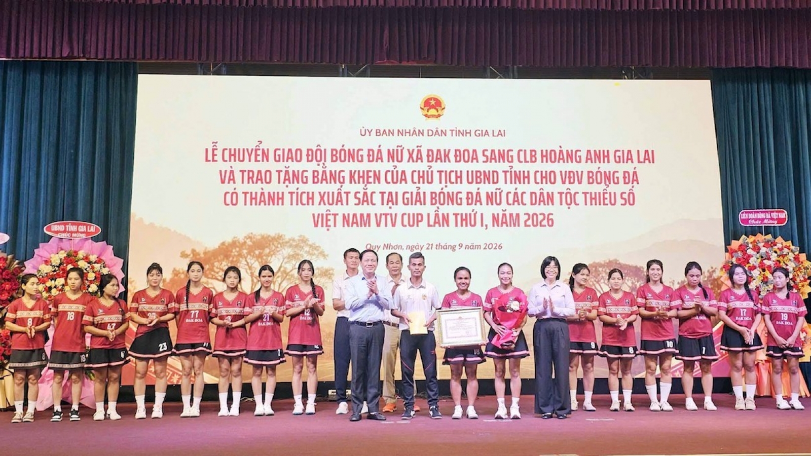Đội bóng đá nữ Đak Đoa được Chủ tịch UBND tỉnh Gia Lai tặng bằng khen