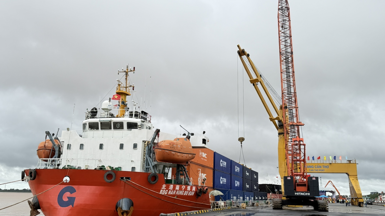 Tàu container đầu tiên từ Nam Ninh đến Cần Thơ qua kênh Bình Lục