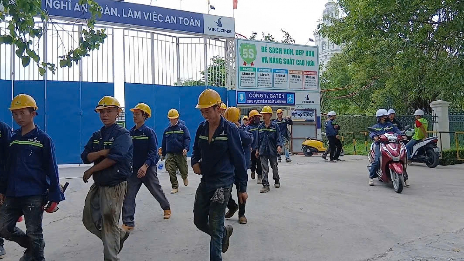 Lương gần 1 triệu đồng/ngày, công nhân xây dựng “đắt” việc